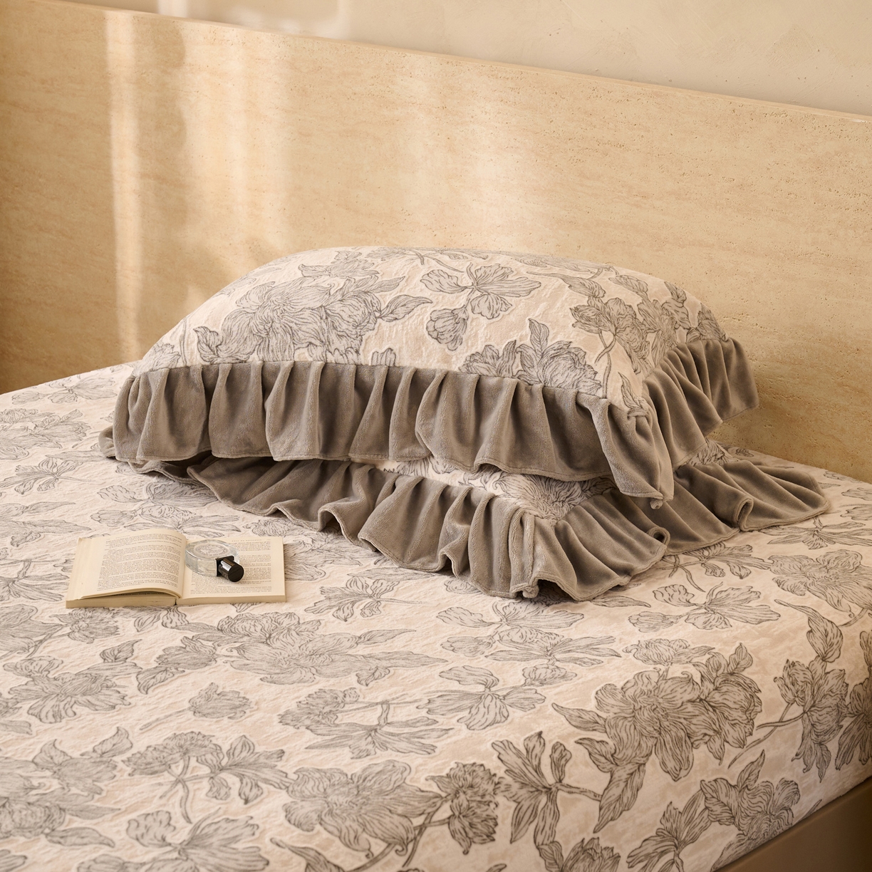 91家纺网 家纺一手货源 找家纺 早晨家纺 2025新款高克重牛奶绒烂花枕套 素花漫庭