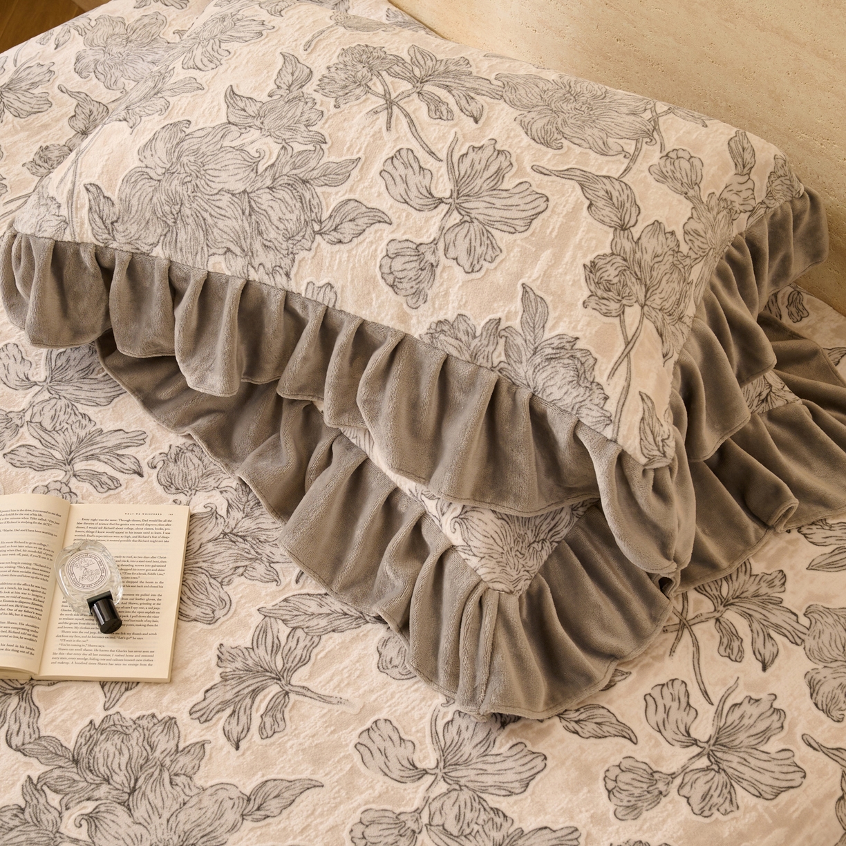 91家纺网 家纺一手货源 找家纺 早晨家纺 2025新款高克重牛奶绒烂花枕套 素花漫庭