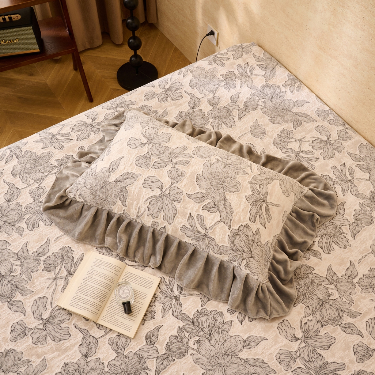 91家纺网 家纺一手货源 找家纺 早晨家纺 2025新款高克重牛奶绒烂花枕套 素花漫庭