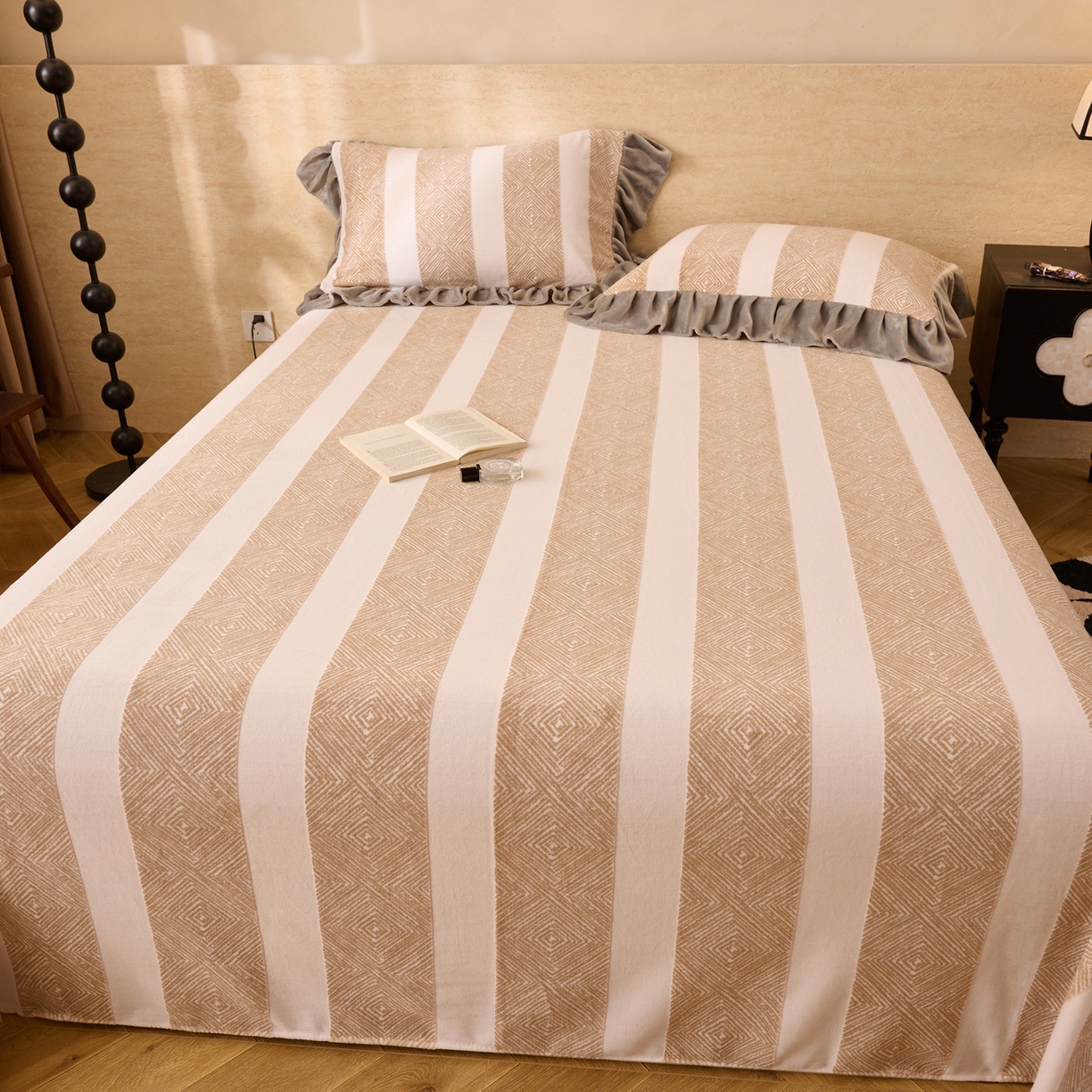 91家纺网 家纺一手货源 找家纺 早晨家纺 2025新款高克重牛奶绒烂花单品床单 棕纹雅