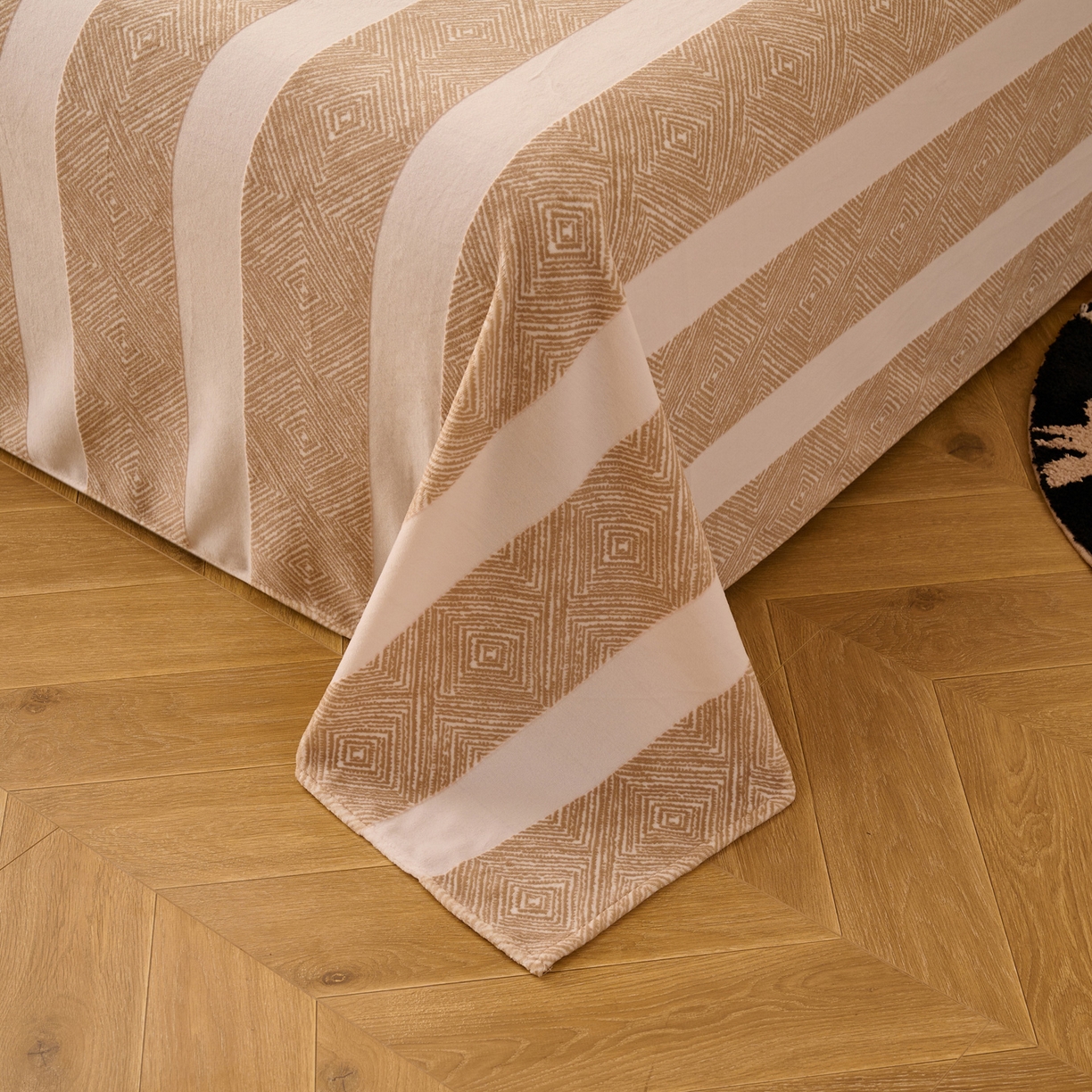 91家纺网 家纺一手货源 找家纺 早晨家纺 2025新款高克重牛奶绒烂花单品床单 棕纹雅