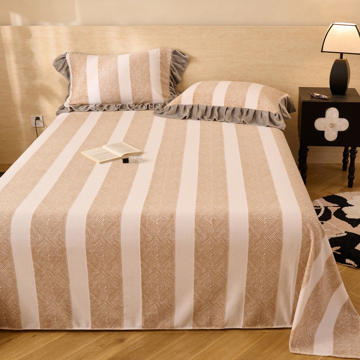 91家纺网 家纺一手货源 找家纺 早晨家纺 2025新款高克重牛奶绒烂花单品床单 棕纹雅