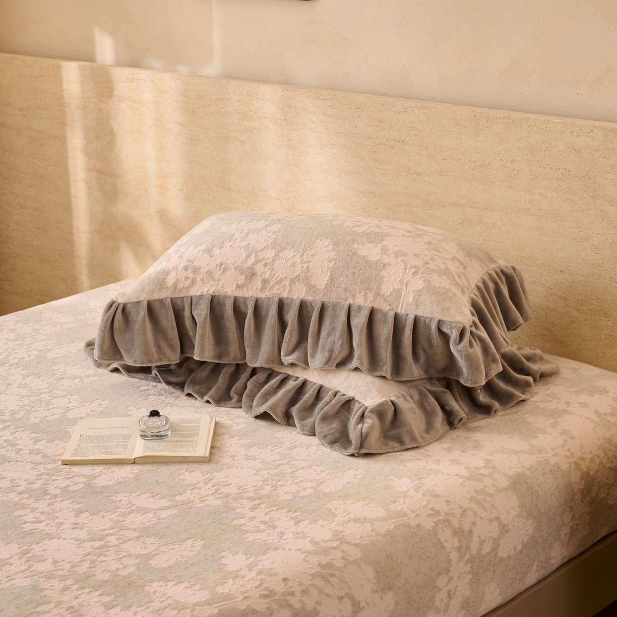 91家纺网 家纺一手货源 找家纺 早晨家纺 2025新款高克重牛奶绒烂花枕套 素花影