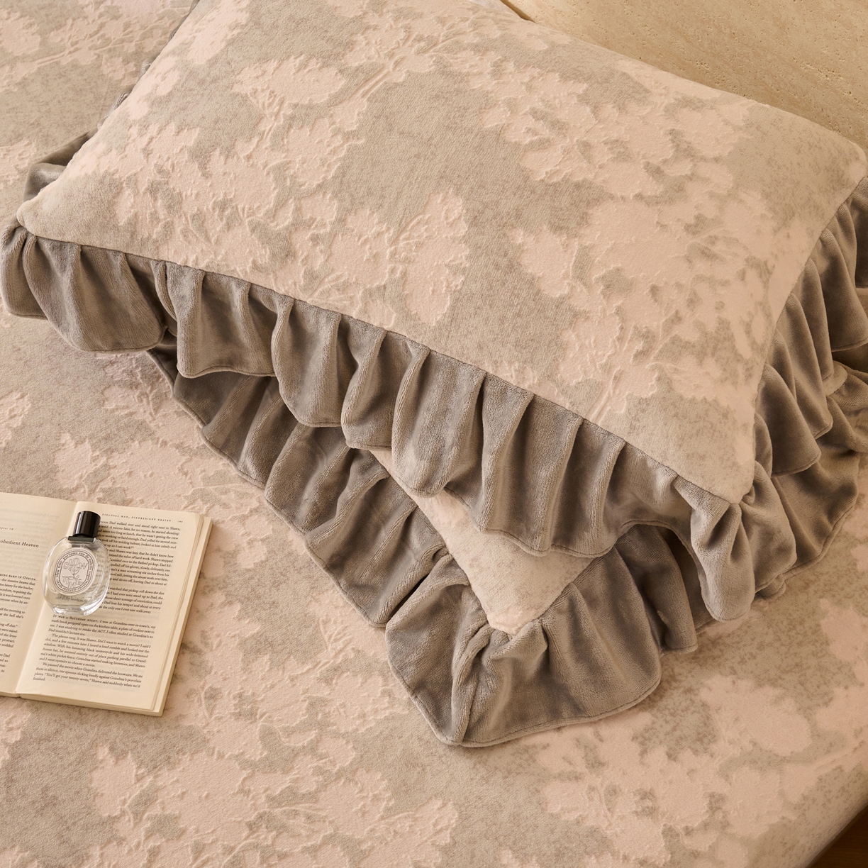 91家纺网 家纺一手货源 找家纺 早晨家纺 2025新款高克重牛奶绒烂花枕套 素花影