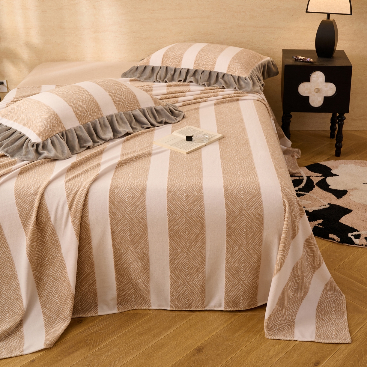 91家纺网 家纺一手货源 找家纺 早晨家纺 2025新款高克重牛奶绒烂花单品床单 棕纹雅