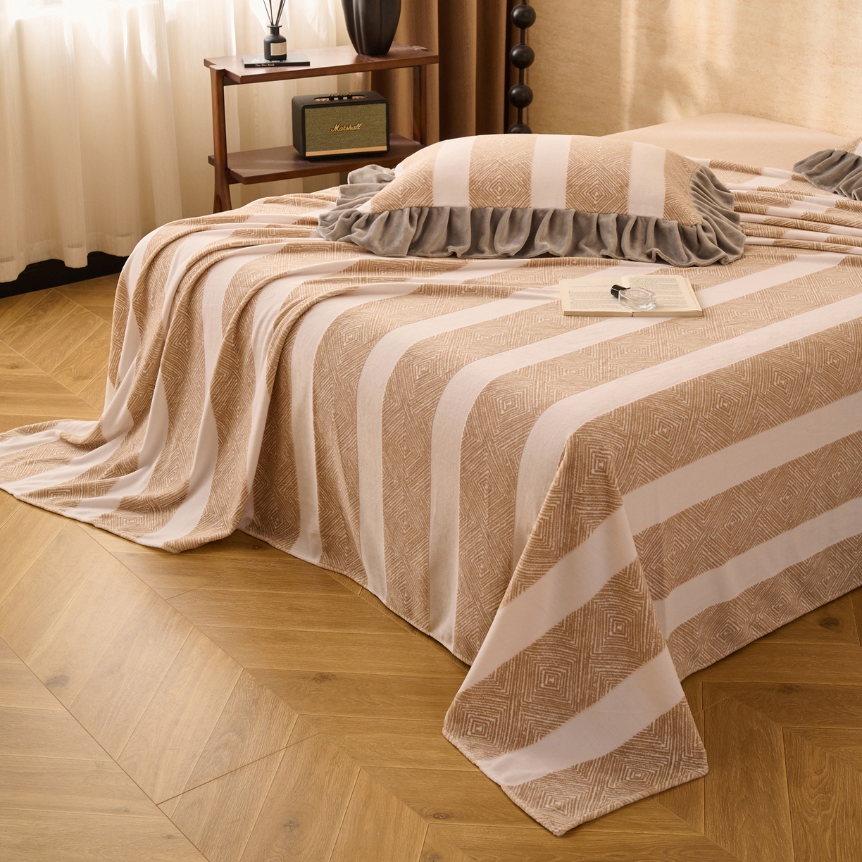 91家纺网 家纺一手货源 找家纺 早晨家纺 2025新款高克重牛奶绒烂花单品床单 棕纹雅