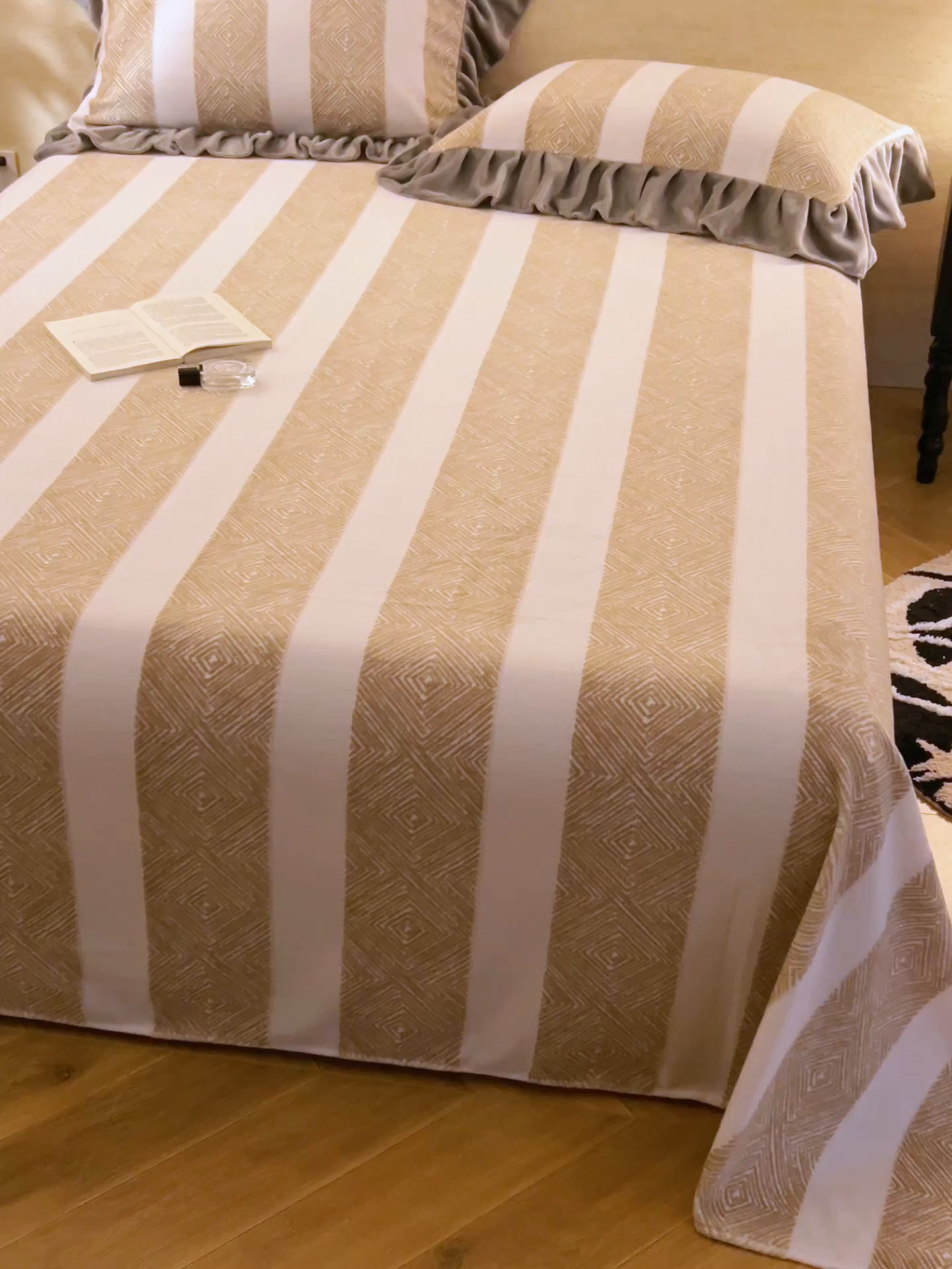 91家纺网 家纺一手货源 找家纺 早晨家纺 2025新款高克重牛奶绒烂花单品床单 棕纹雅