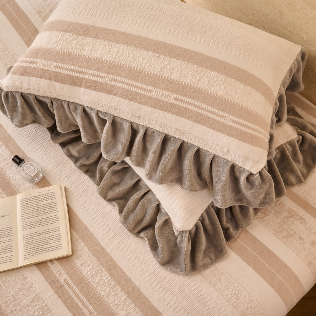 91家纺网 家纺一手货源 找家纺 早晨家纺 2025新款高克重牛奶绒烂花枕套 素纹