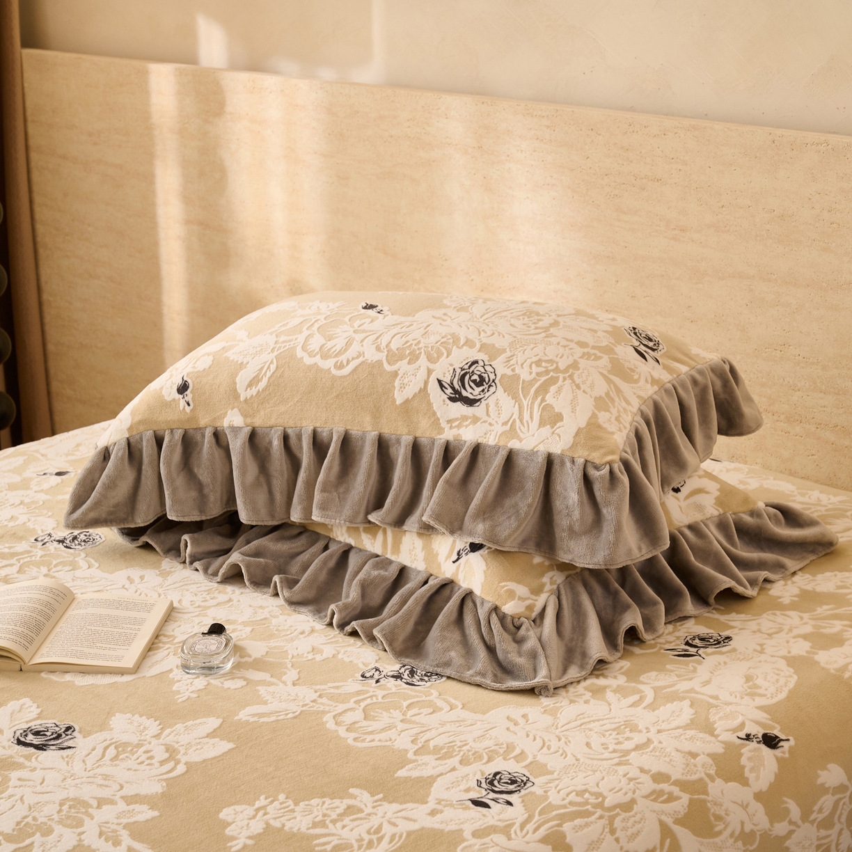 91家纺网 家纺一手货源 找家纺 早晨家纺 2025新款高克重牛奶绒烂花枕套 雅庭花叙