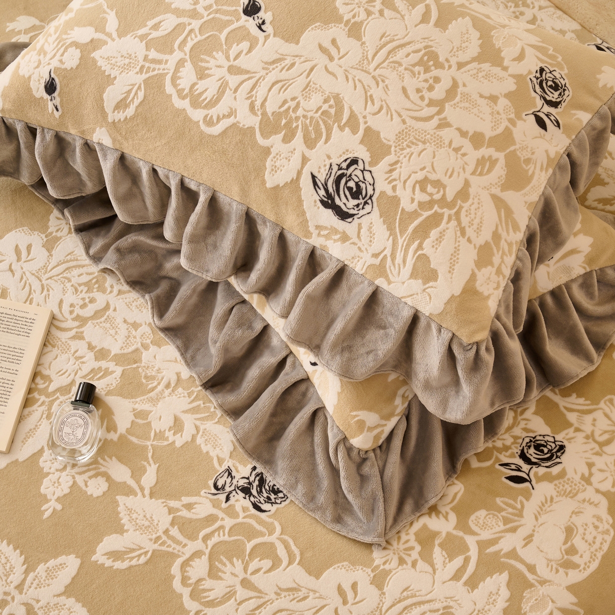 91家纺网 家纺一手货源 找家纺 早晨家纺 2025新款高克重牛奶绒烂花枕套 雅庭花叙