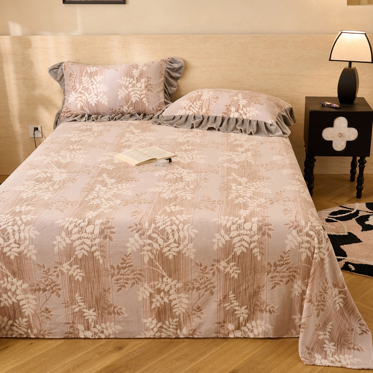 91家纺网 家纺一手货源 找家纺 早晨家纺 2025新款高克重牛奶绒烂花单品床单 棕叶雅庭