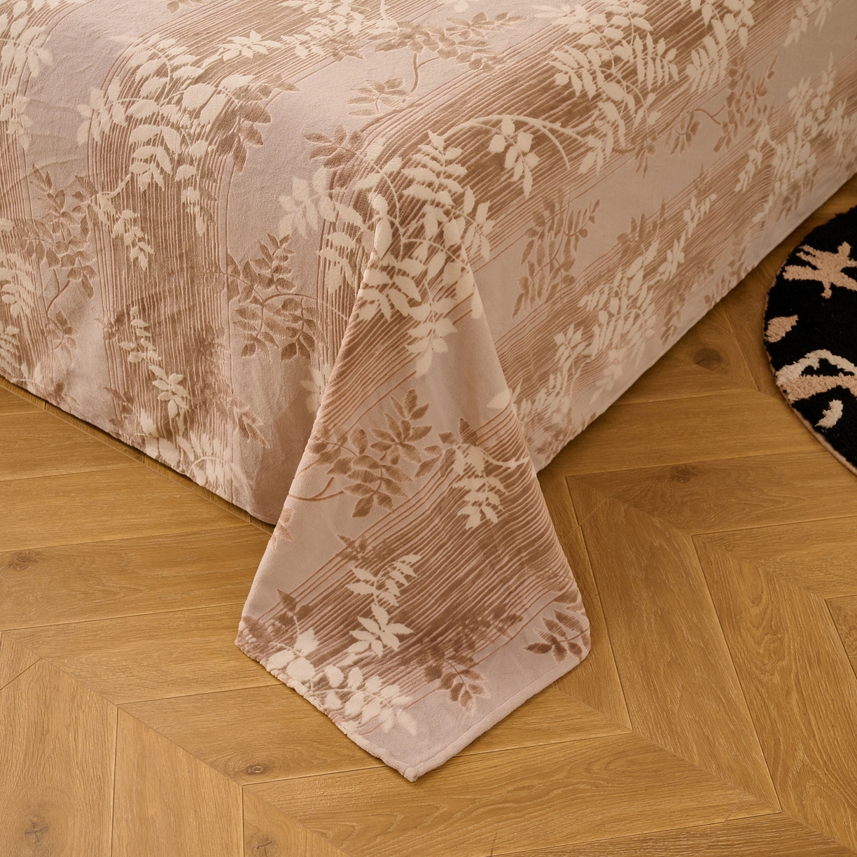 91家纺网 家纺一手货源 找家纺 早晨家纺 2025新款高克重牛奶绒烂花单品床单 棕叶雅庭