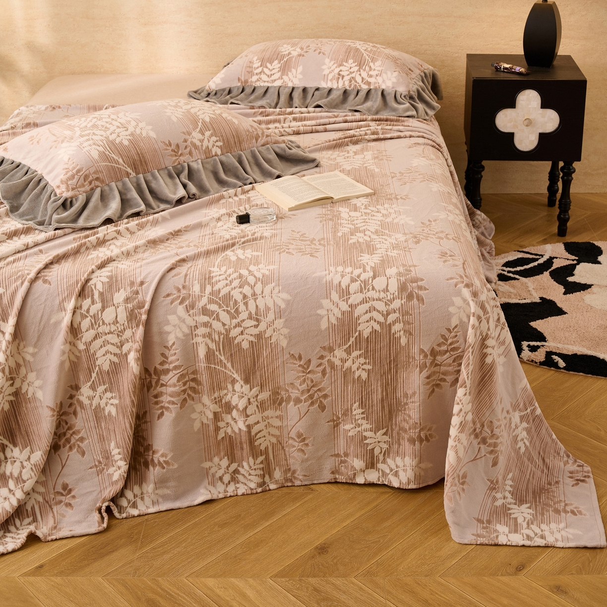 91家纺网 家纺一手货源 找家纺 早晨家纺 2025新款高克重牛奶绒烂花单品床单 棕叶雅庭