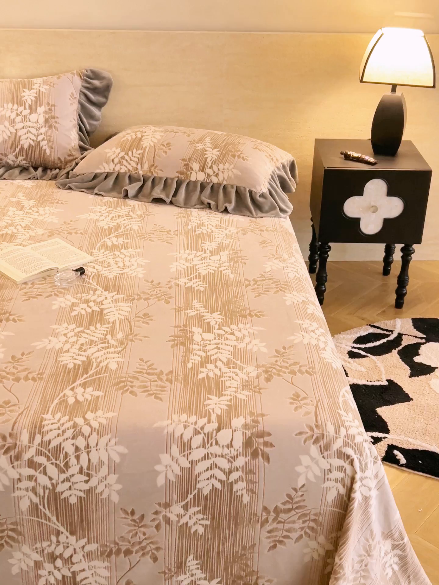 91家纺网 家纺一手货源 找家纺 早晨家纺 2025新款高克重牛奶绒烂花单品床单 棕叶雅庭