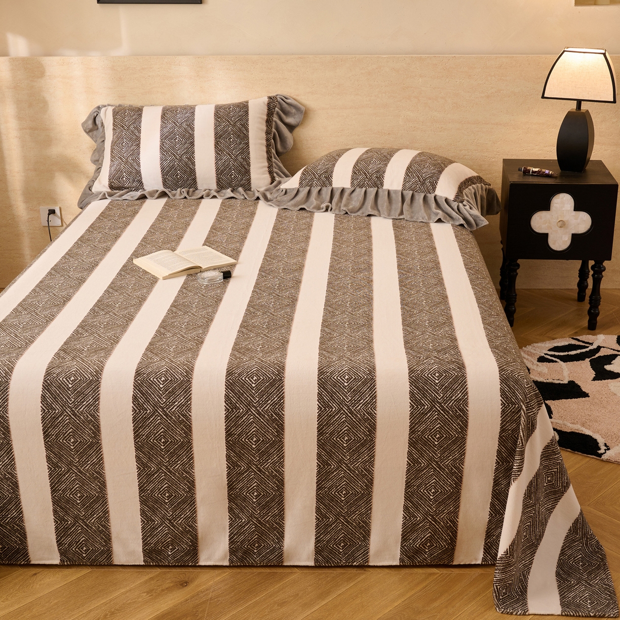 91家纺网 家纺一手货源 找家纺 早晨家纺 2025新款高克重牛奶绒烂花单品床单 棕韵格序