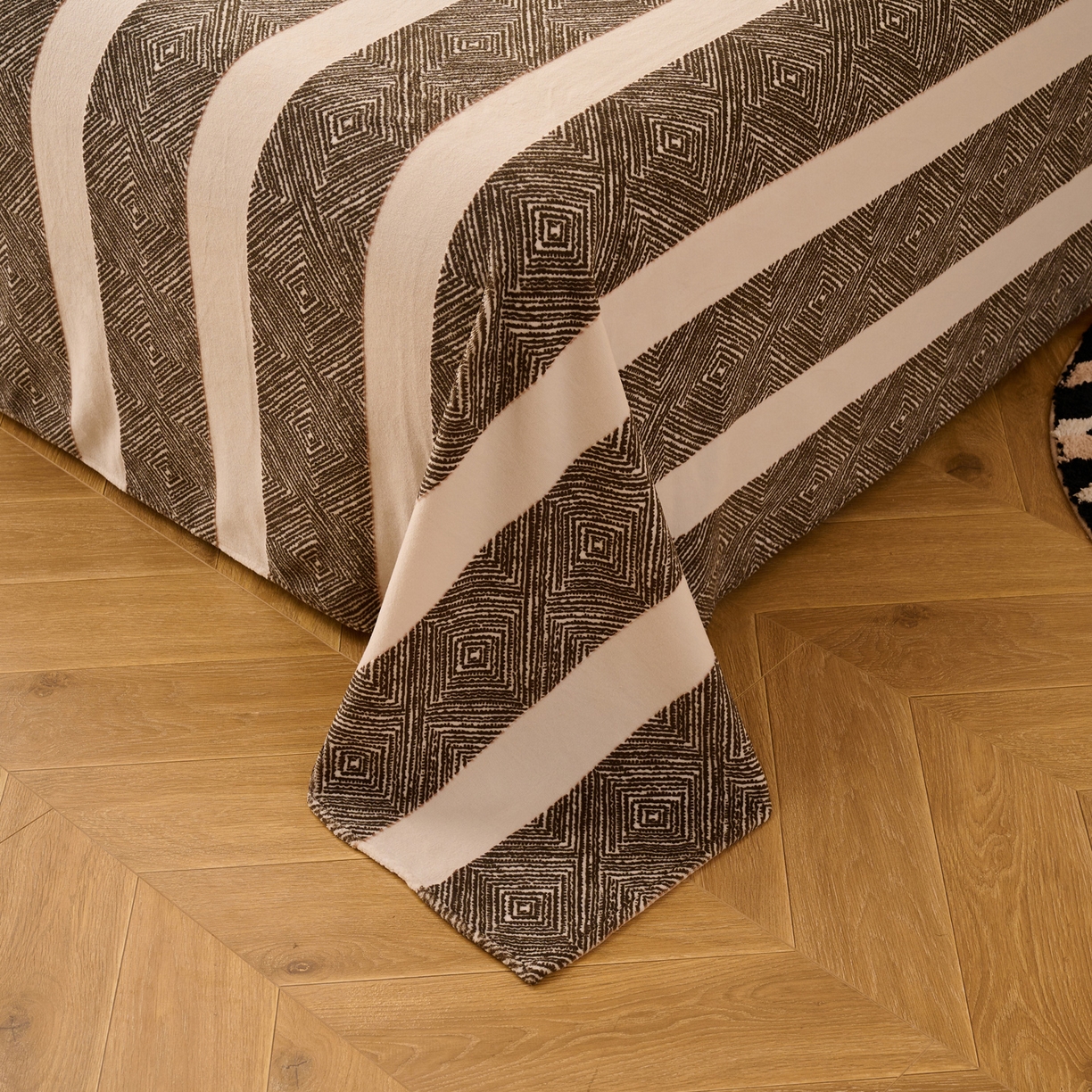 91家纺网 家纺一手货源 找家纺 早晨家纺 2025新款高克重牛奶绒烂花单品床单 棕韵格序