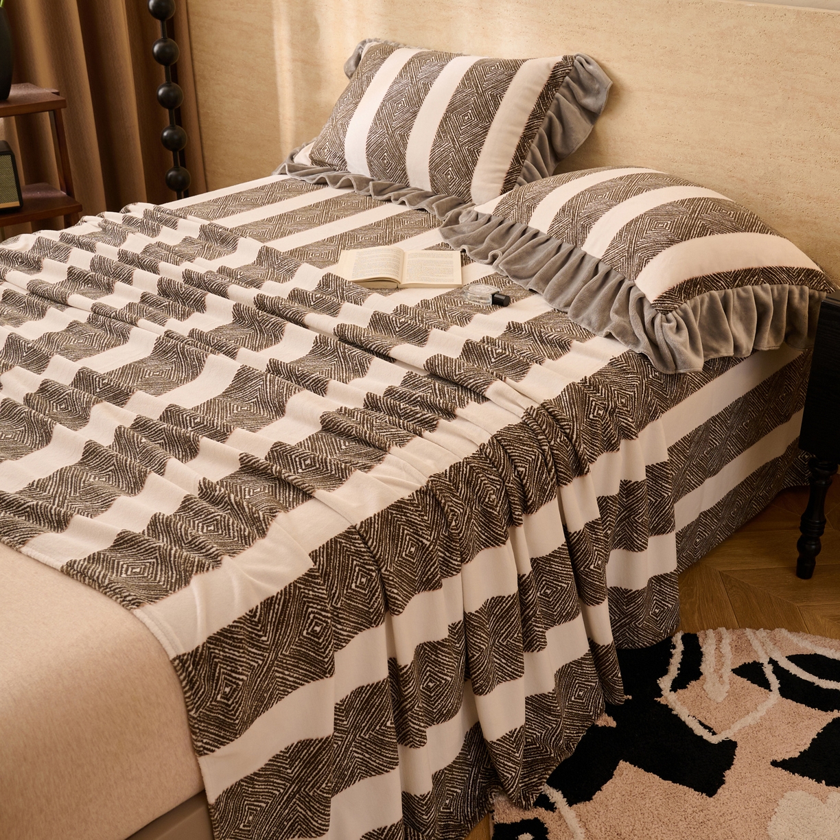 91家纺网 家纺一手货源 找家纺 早晨家纺 2025新款高克重牛奶绒烂花单品床单 棕韵格序