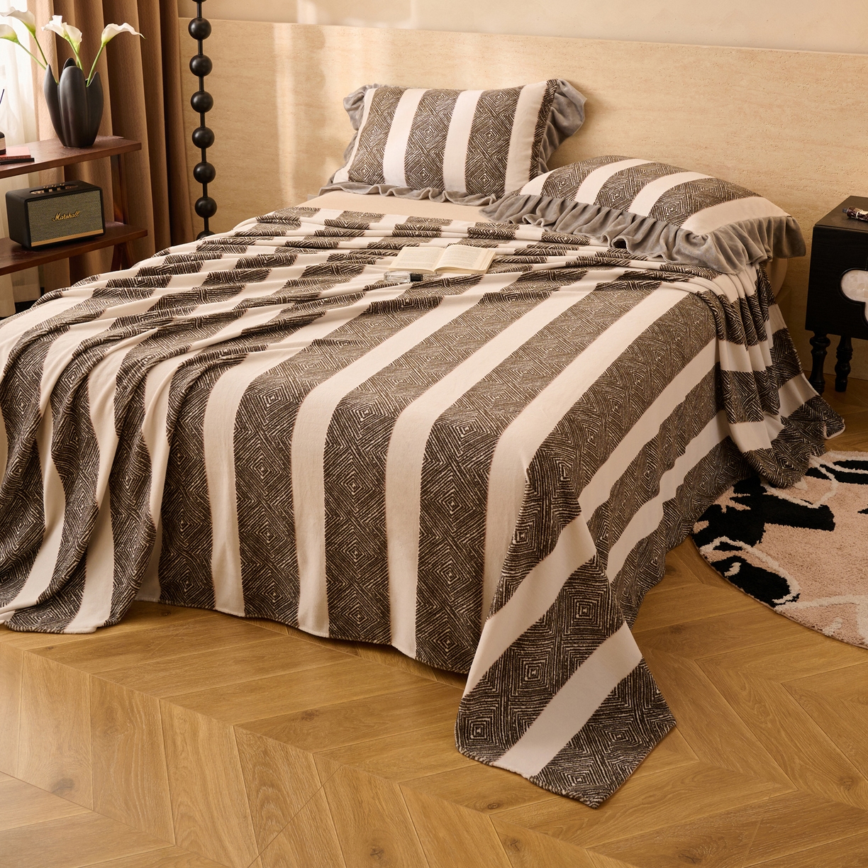 91家纺网 家纺一手货源 找家纺 早晨家纺 2025新款高克重牛奶绒烂花单品床单 棕韵格序