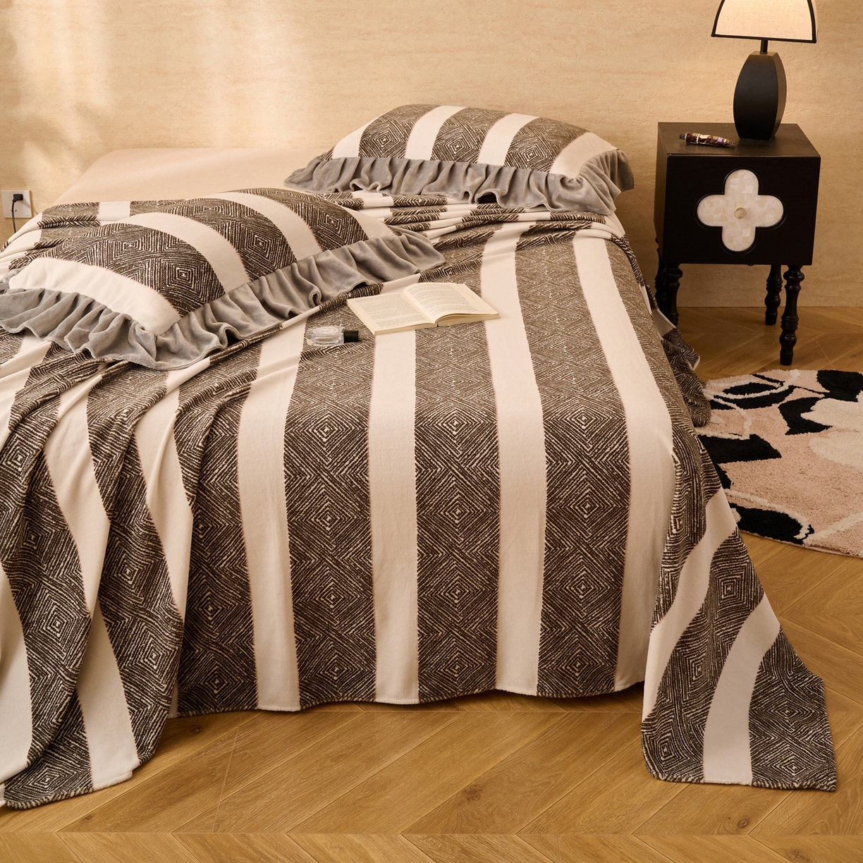 91家纺网 家纺一手货源 找家纺 早晨家纺 2025新款高克重牛奶绒烂花单品床单 棕韵格序