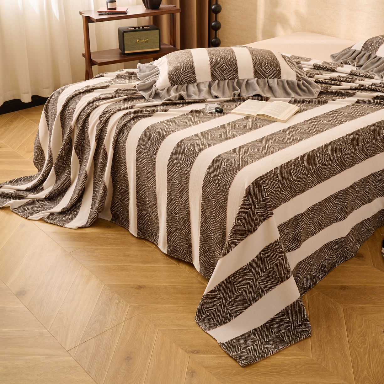 91家纺网 家纺一手货源 找家纺 早晨家纺 2025新款高克重牛奶绒烂花单品床单 棕韵格序