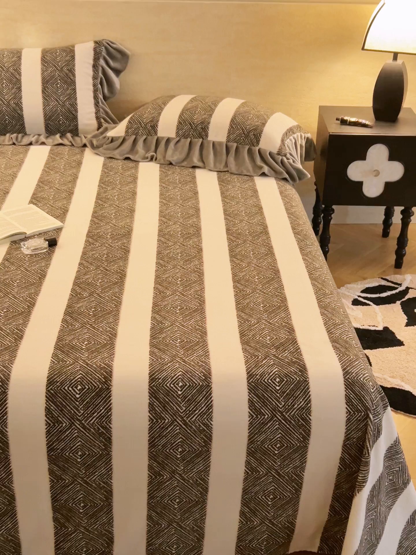 91家纺网 家纺一手货源 找家纺 早晨家纺 2025新款高克重牛奶绒烂花单品床单 棕韵格序