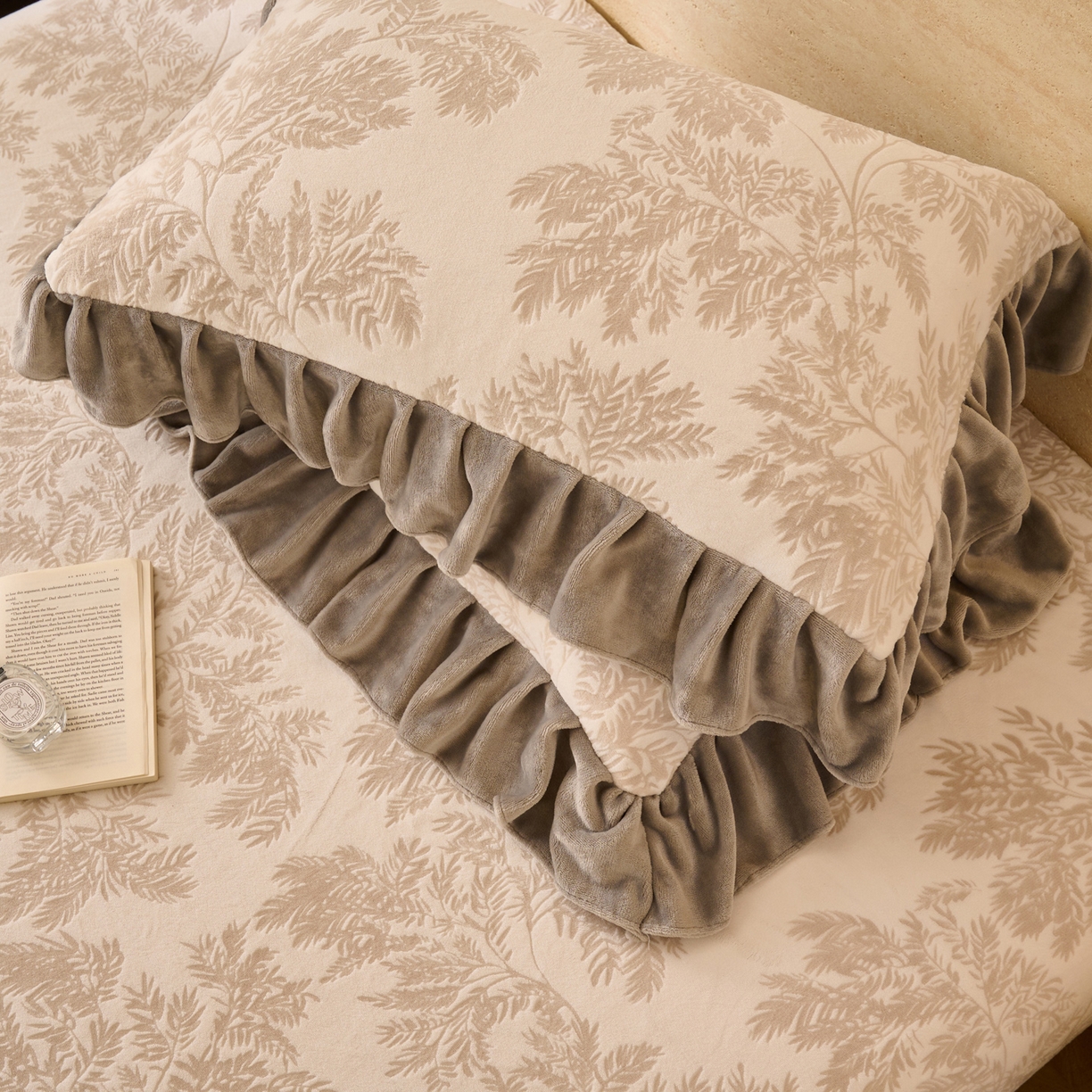 91家纺网 家纺一手货源 找家纺 早晨家纺 2025新款高克重牛奶绒烂花枕套 叶韵