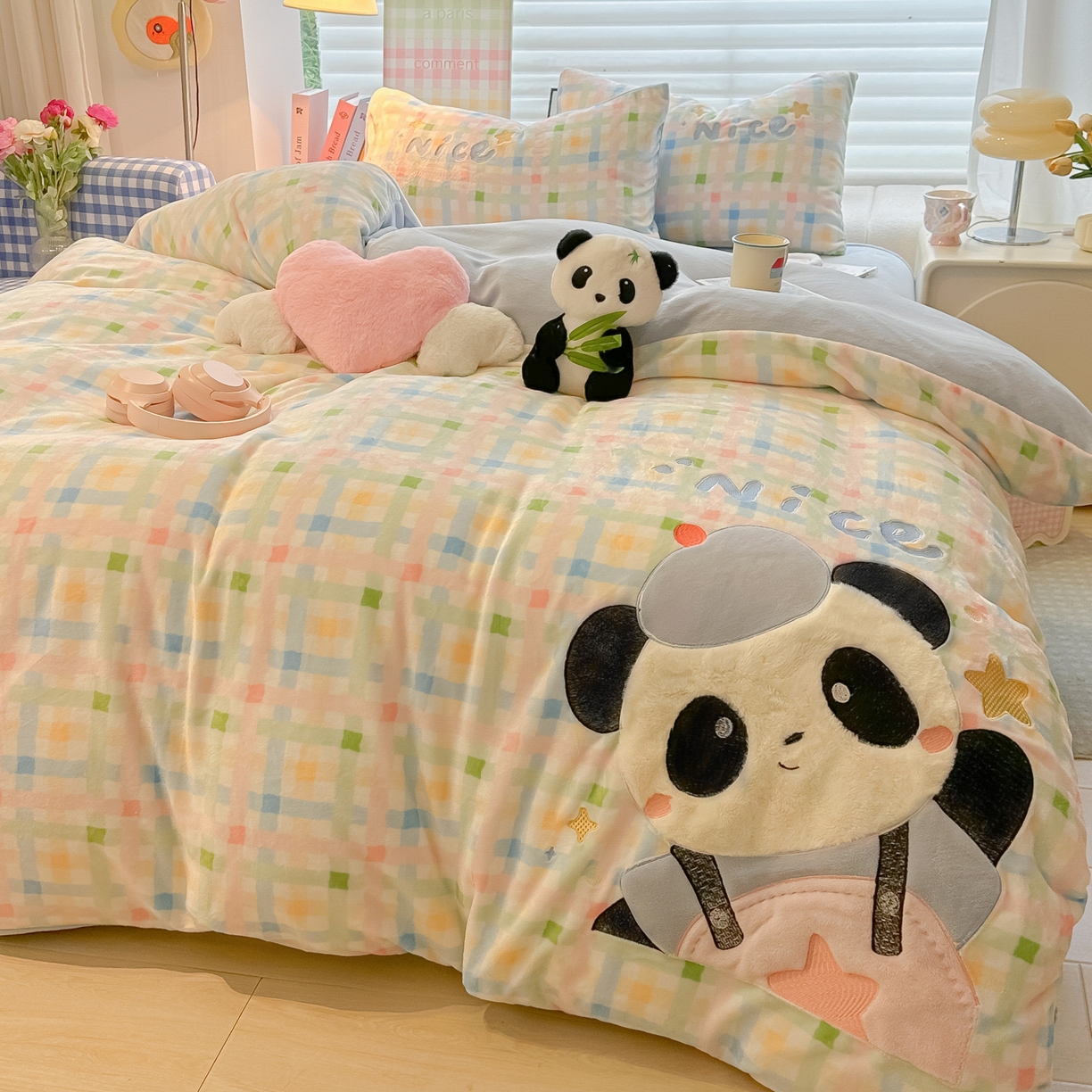 91家纺网 家纺一手货源 找家纺 （总）子钦家纺 2025秋冬新款牛奶绒卡通贴布绣床单床笠四件套-快乐熊猫