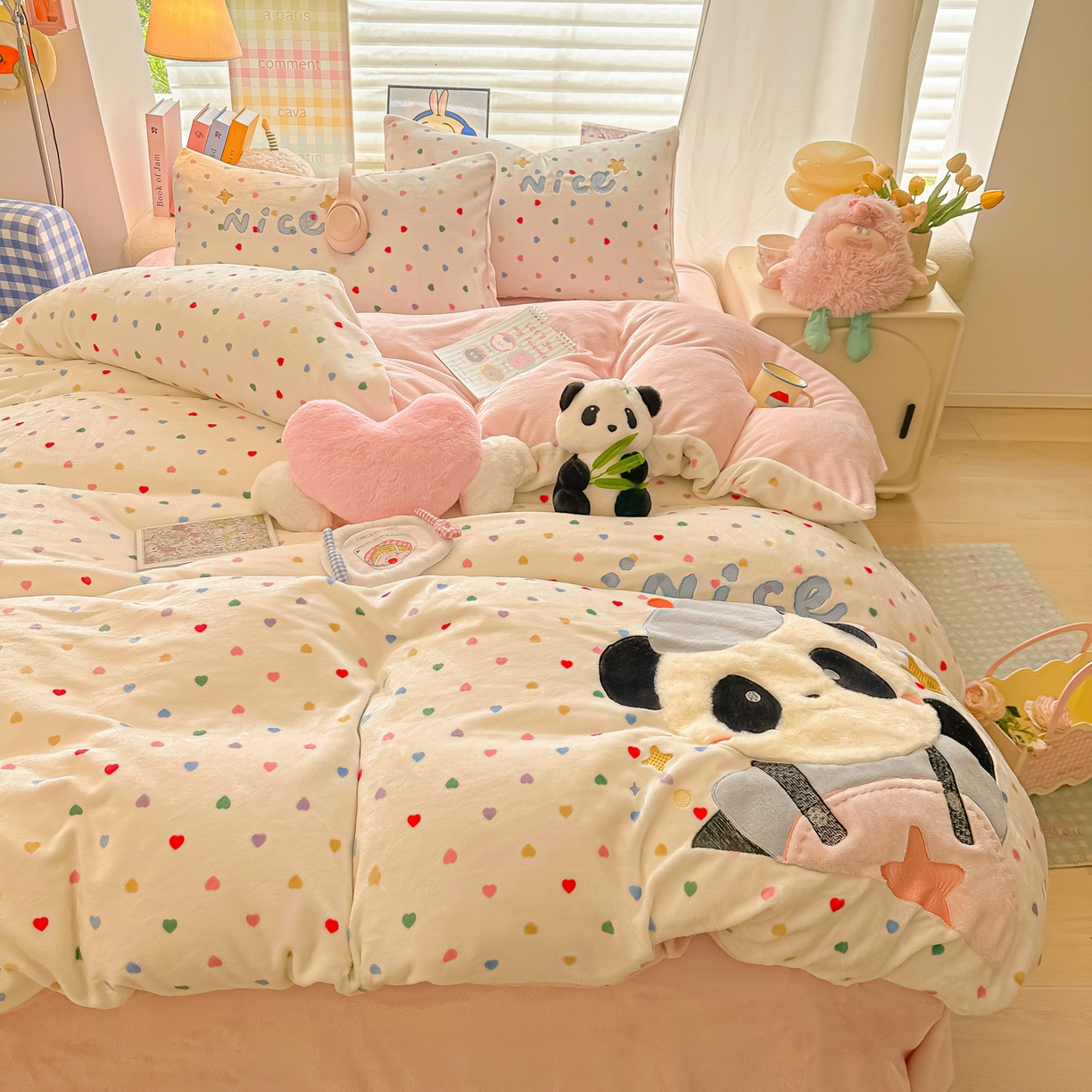 91家纺网 家纺一手货源 找家纺 （总）子钦家纺 2025秋冬新款牛奶绒卡通贴布绣床单床笠四件套-快乐熊猫
