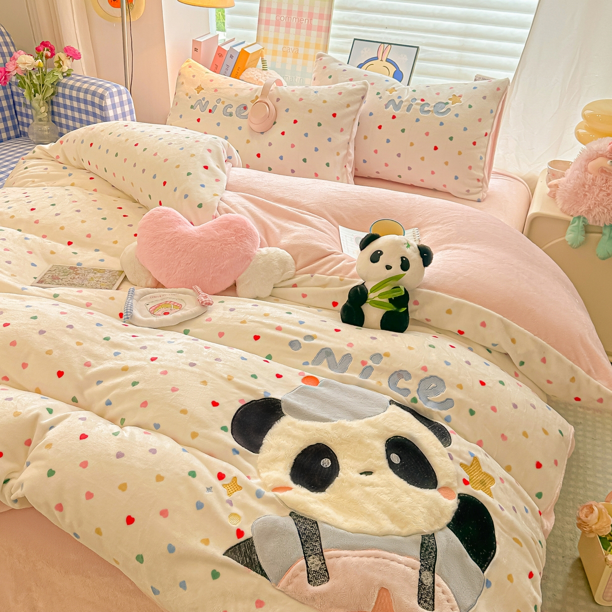 91家纺网 家纺一手货源 找家纺 （总）子钦家纺 2025秋冬新款牛奶绒卡通贴布绣床单床笠四件套-快乐熊猫