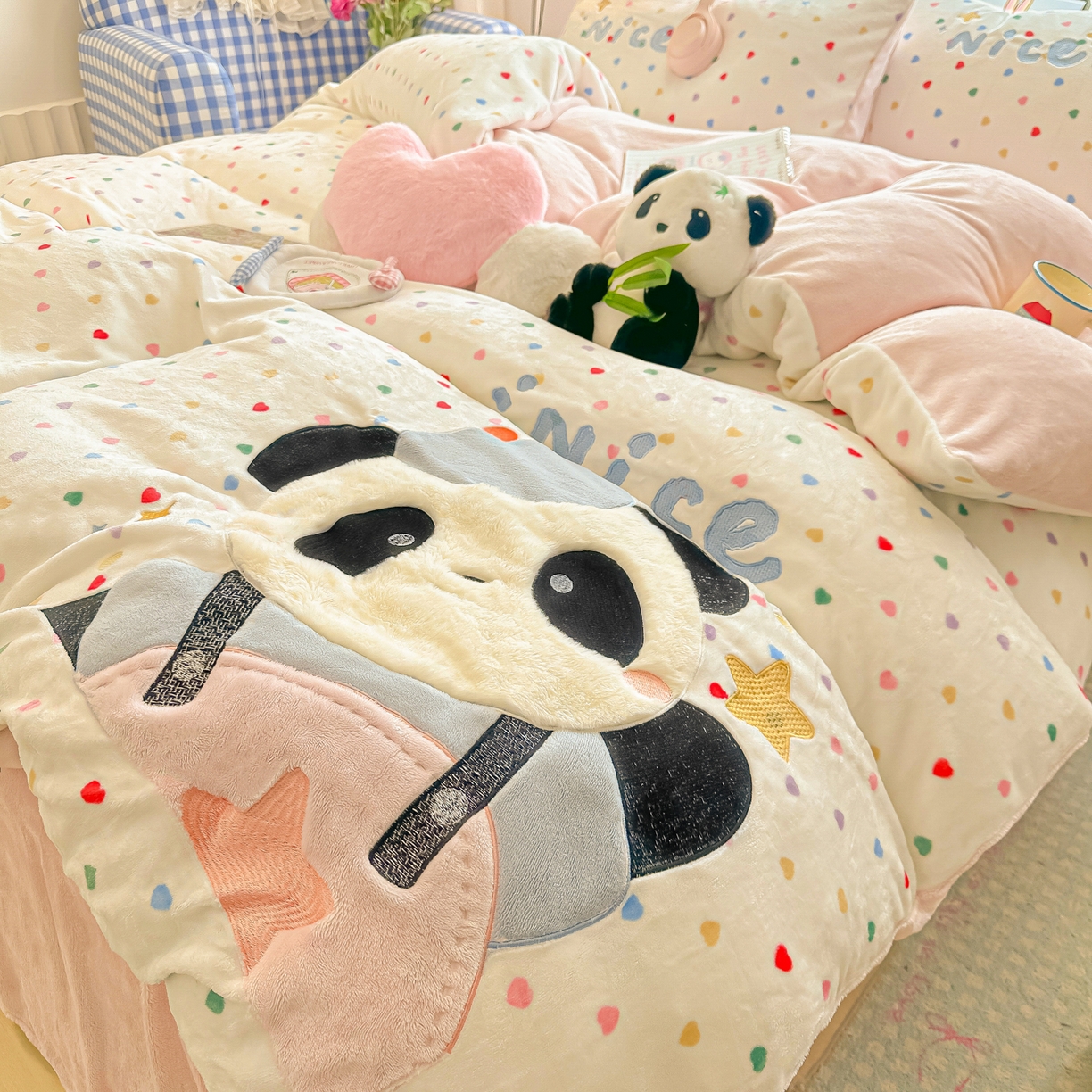 91家纺网 家纺一手货源 找家纺 （总）子钦家纺 2025秋冬新款牛奶绒卡通贴布绣床单床笠四件套-快乐熊猫