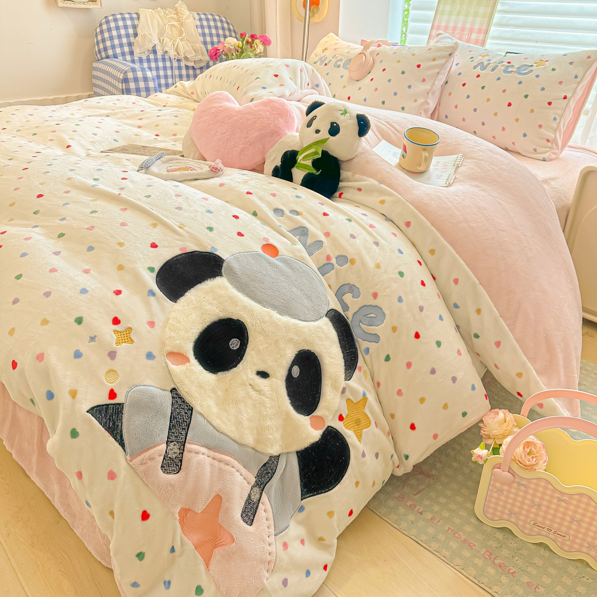 91家纺网 家纺一手货源 找家纺 （总）子钦家纺 2025秋冬新款牛奶绒卡通贴布绣床单床笠四件套-快乐熊猫