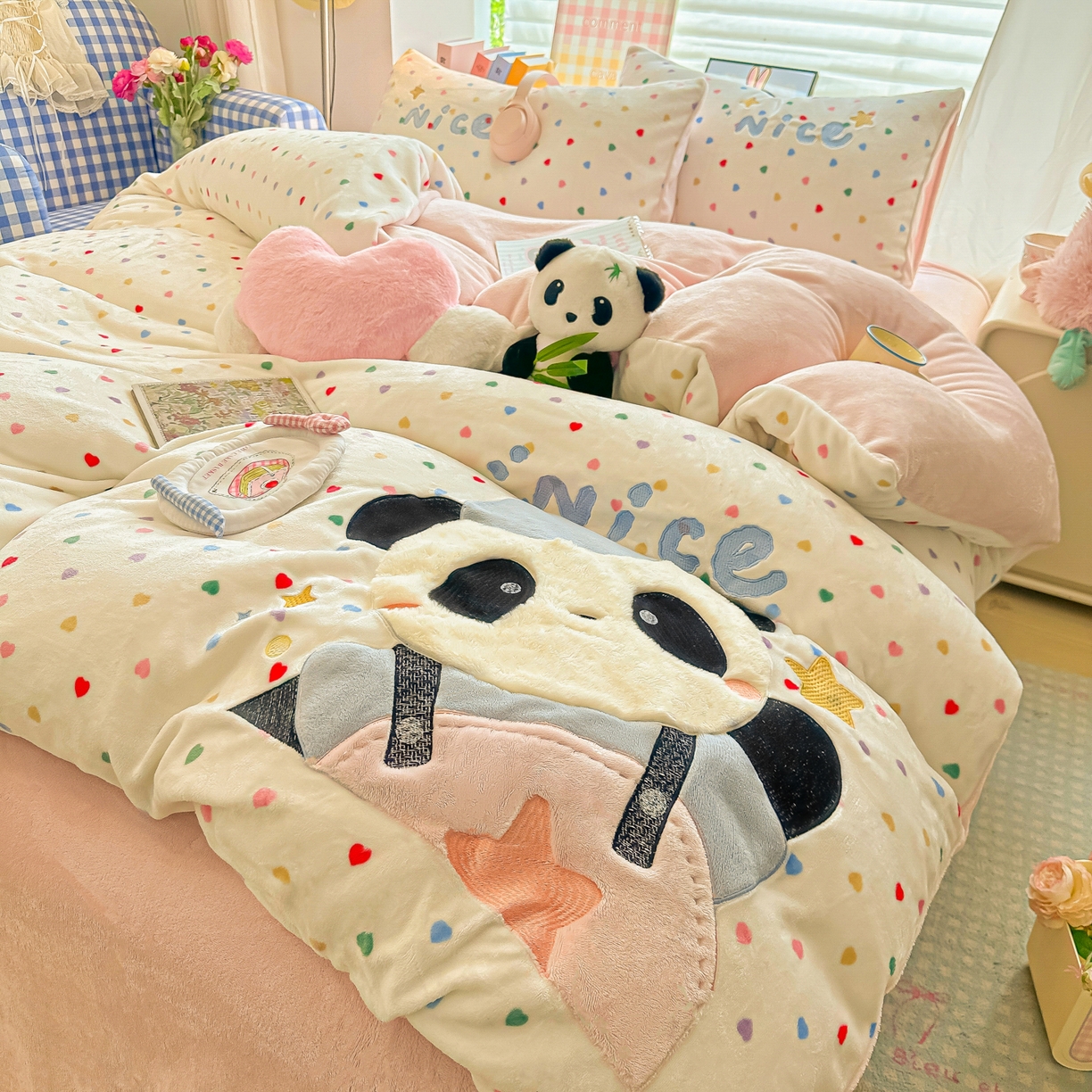 91家纺网 家纺一手货源 找家纺 （总）子钦家纺 2025秋冬新款牛奶绒卡通贴布绣床单床笠四件套-快乐熊猫