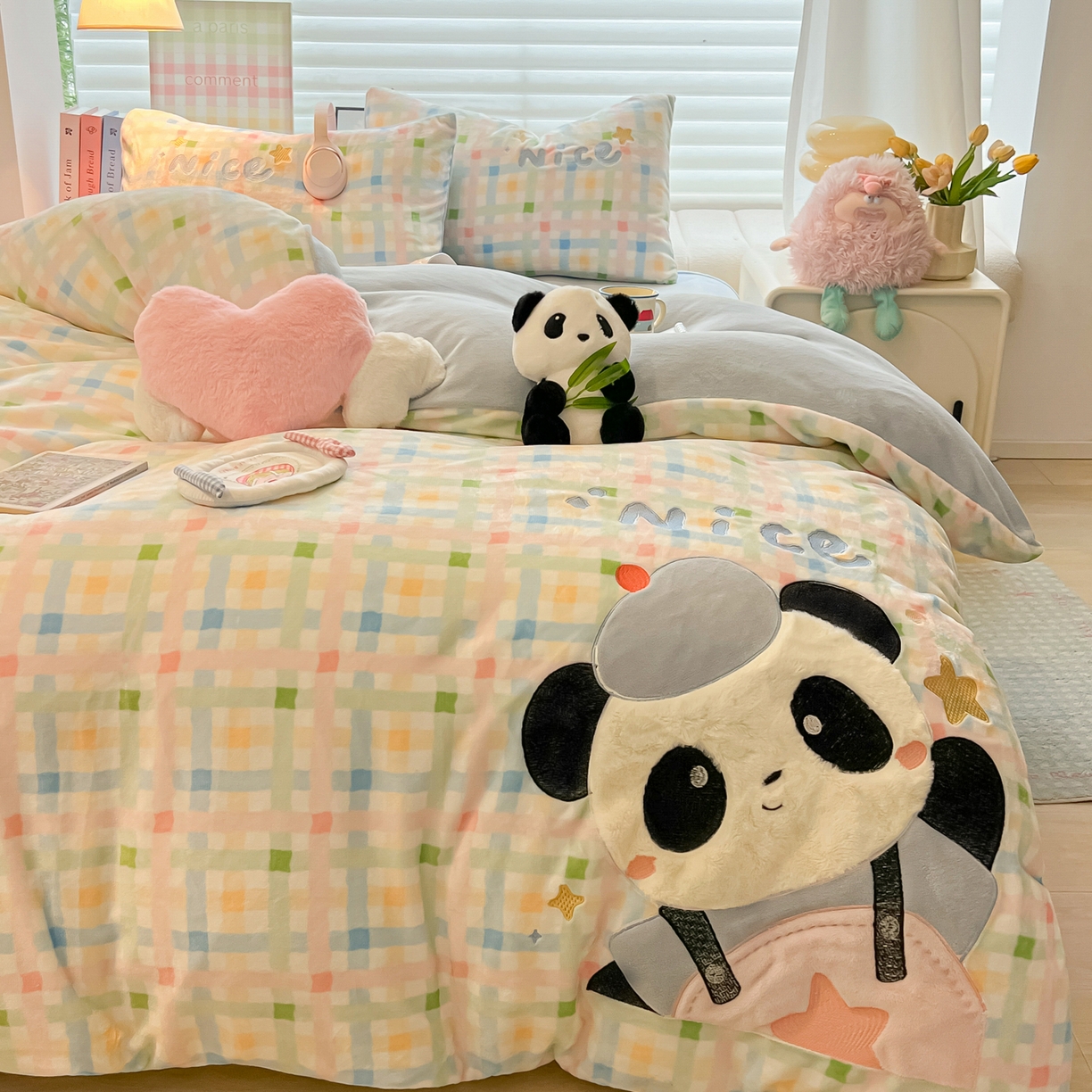 91家纺网 家纺一手货源 找家纺 子钦家纺 2025秋冬新款牛奶绒卡通贴布绣床单床笠四件套-快乐熊猫 快乐熊猫-七彩格