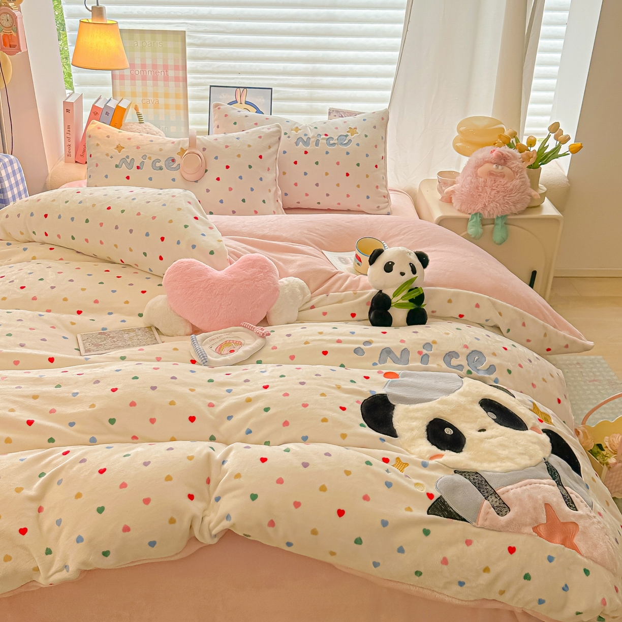 91家纺网 家纺一手货源 找家纺 子钦家纺 2025秋冬新款牛奶绒卡通贴布绣床单床笠四件套-快乐熊猫 快乐熊猫-爱心