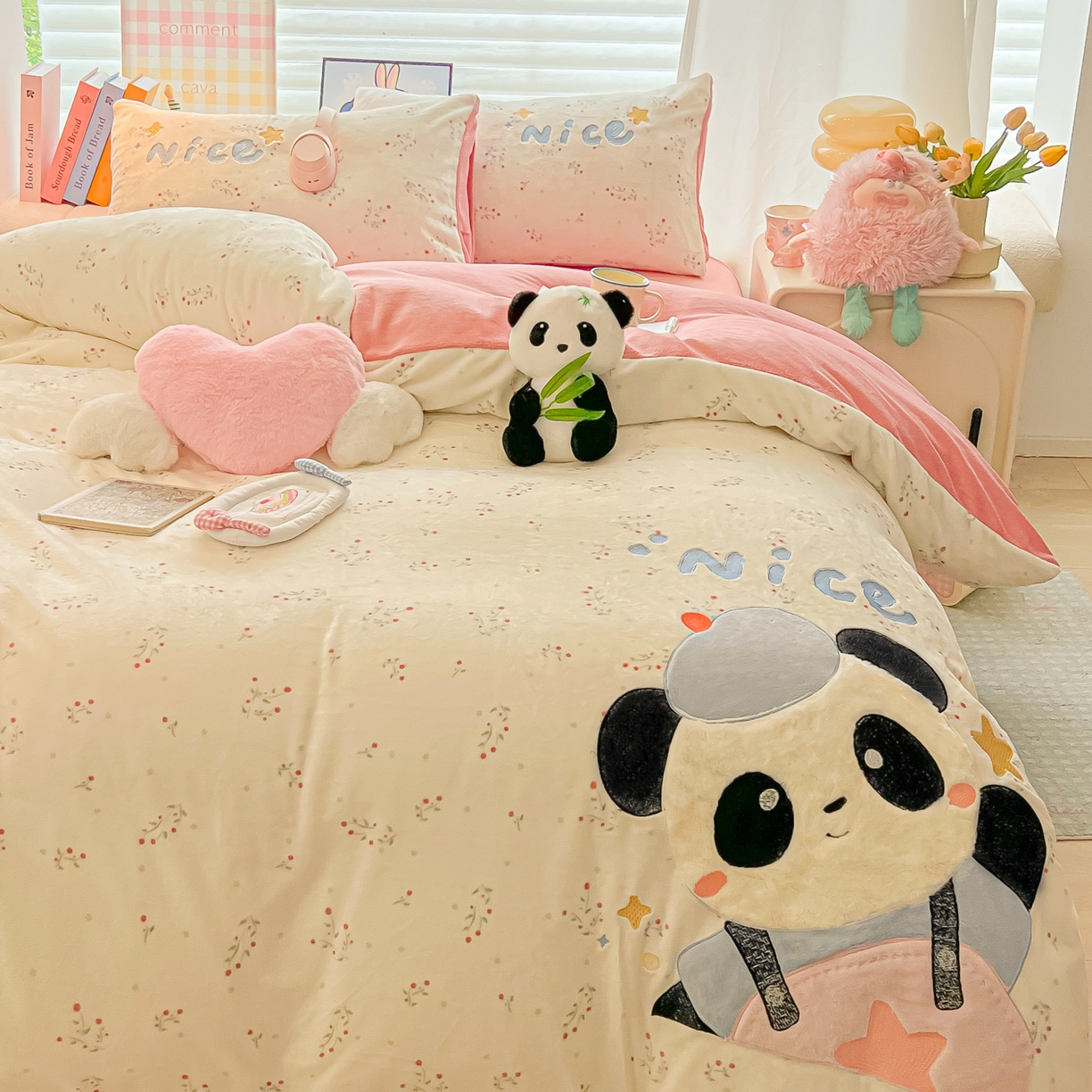 91家纺网 家纺一手货源 找家纺 子钦家纺 2025秋冬新款牛奶绒卡通贴布绣床单床笠四件套-快乐熊猫 快乐熊猫-小花园