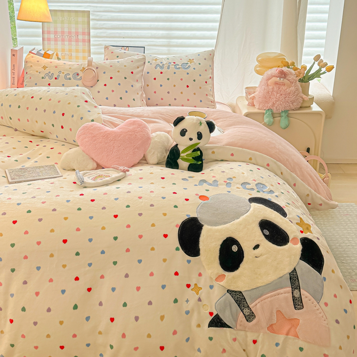 91家纺网 家纺一手货源 找家纺 子钦家纺 2025秋冬新款牛奶绒卡通贴布绣床单床笠四件套-快乐熊猫 快乐熊猫-爱心