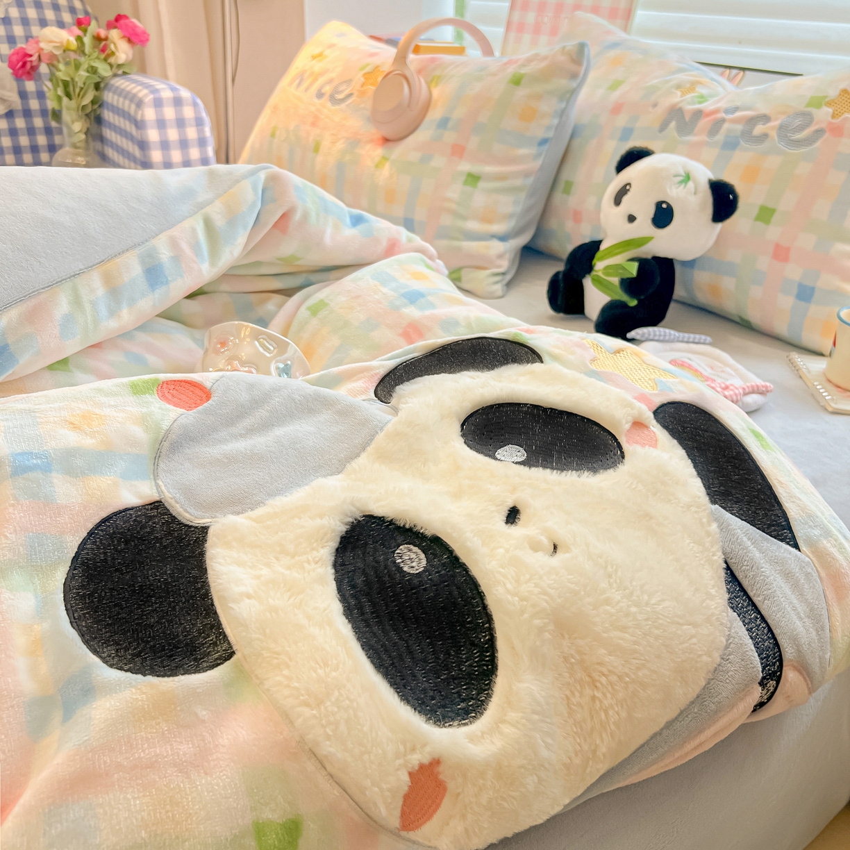 91家纺网 家纺一手货源 找家纺 子钦家纺 2025秋冬新款牛奶绒卡通贴布绣床单床笠四件套-快乐熊猫 快乐熊猫-七彩格