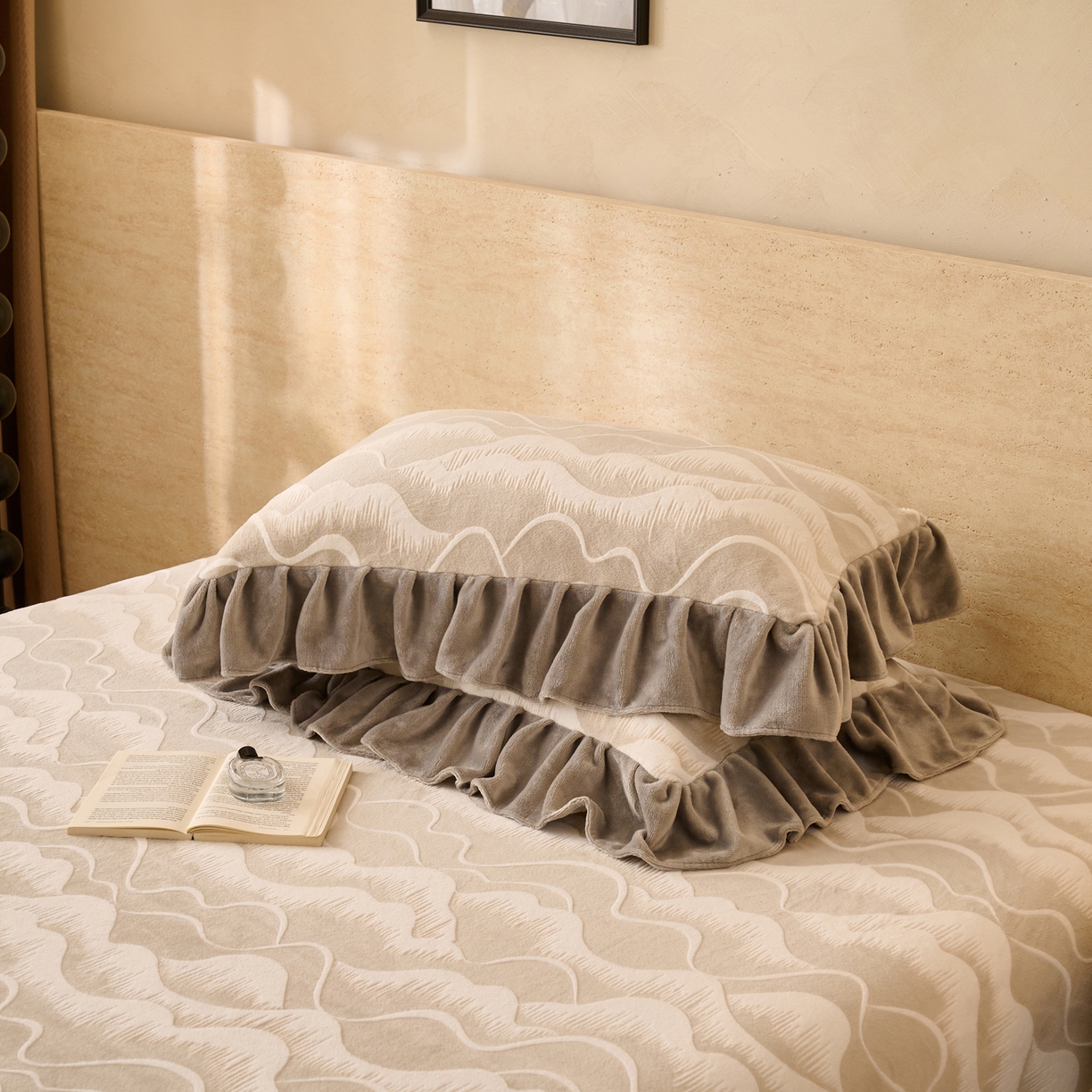 91家纺网 家纺一手货源 找家纺 早晨家纺 2025新款高克重牛奶绒烂花枕套 云峦叠浪