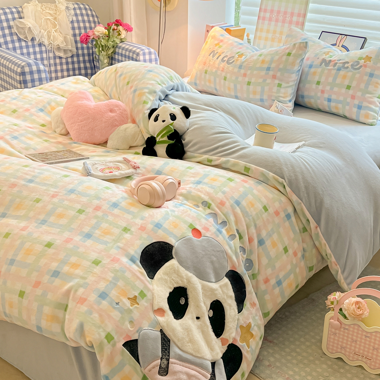 91家纺网 家纺一手货源 找家纺 子钦家纺 2025秋冬新款牛奶绒卡通贴布绣床单床笠四件套-快乐熊猫 快乐熊猫-七彩格