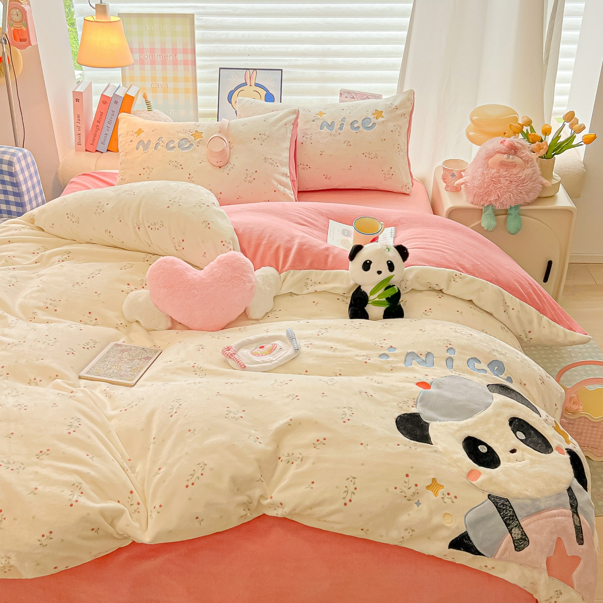 91家纺网 家纺一手货源 找家纺 子钦家纺 2025秋冬新款牛奶绒卡通贴布绣床单床笠四件套-快乐熊猫 快乐熊猫-小花园