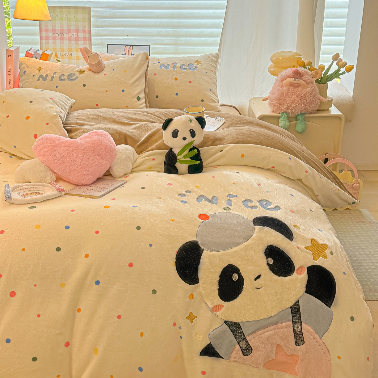 91家纺网 家纺一手货源 找家纺 子钦家纺 2025秋冬新款牛奶绒卡通贴布绣床单床笠四件套-快乐熊猫 快乐熊猫-七彩波点