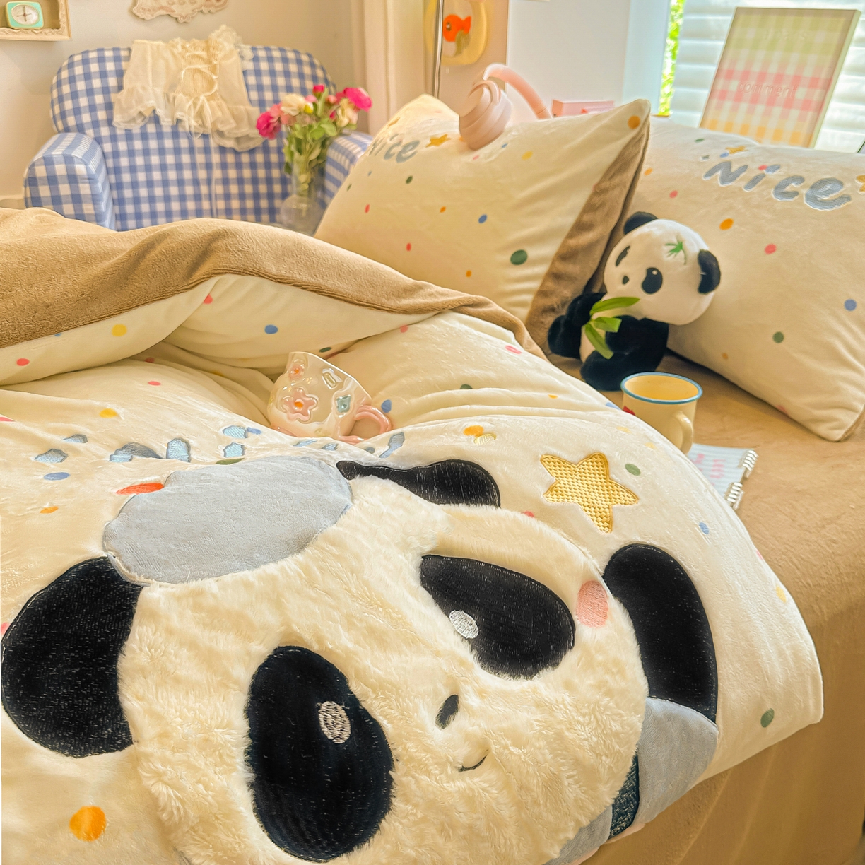 91家纺网 家纺一手货源 找家纺 子钦家纺 2025秋冬新款牛奶绒卡通贴布绣床单床笠四件套-快乐熊猫 快乐熊猫-七彩波点