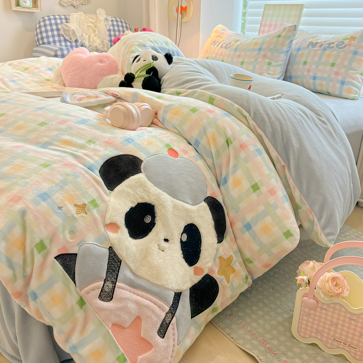 91家纺网 家纺一手货源 找家纺 子钦家纺 2025秋冬新款牛奶绒卡通贴布绣床单床笠四件套-快乐熊猫 快乐熊猫-七彩格