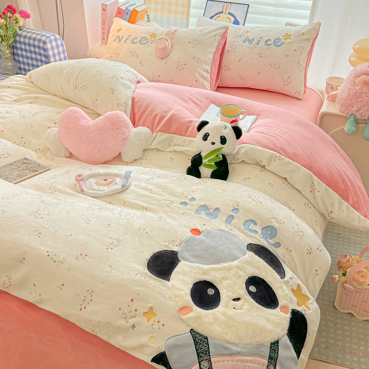 91家纺网 家纺一手货源 找家纺 子钦家纺 2025秋冬新款牛奶绒卡通贴布绣床单床笠四件套-快乐熊猫 快乐熊猫-小花园