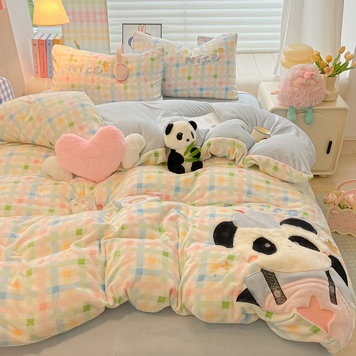 91家纺网 家纺一手货源 找家纺 子钦家纺 2025秋冬新款牛奶绒卡通贴布绣床单床笠四件套-快乐熊猫 快乐熊猫-七彩格