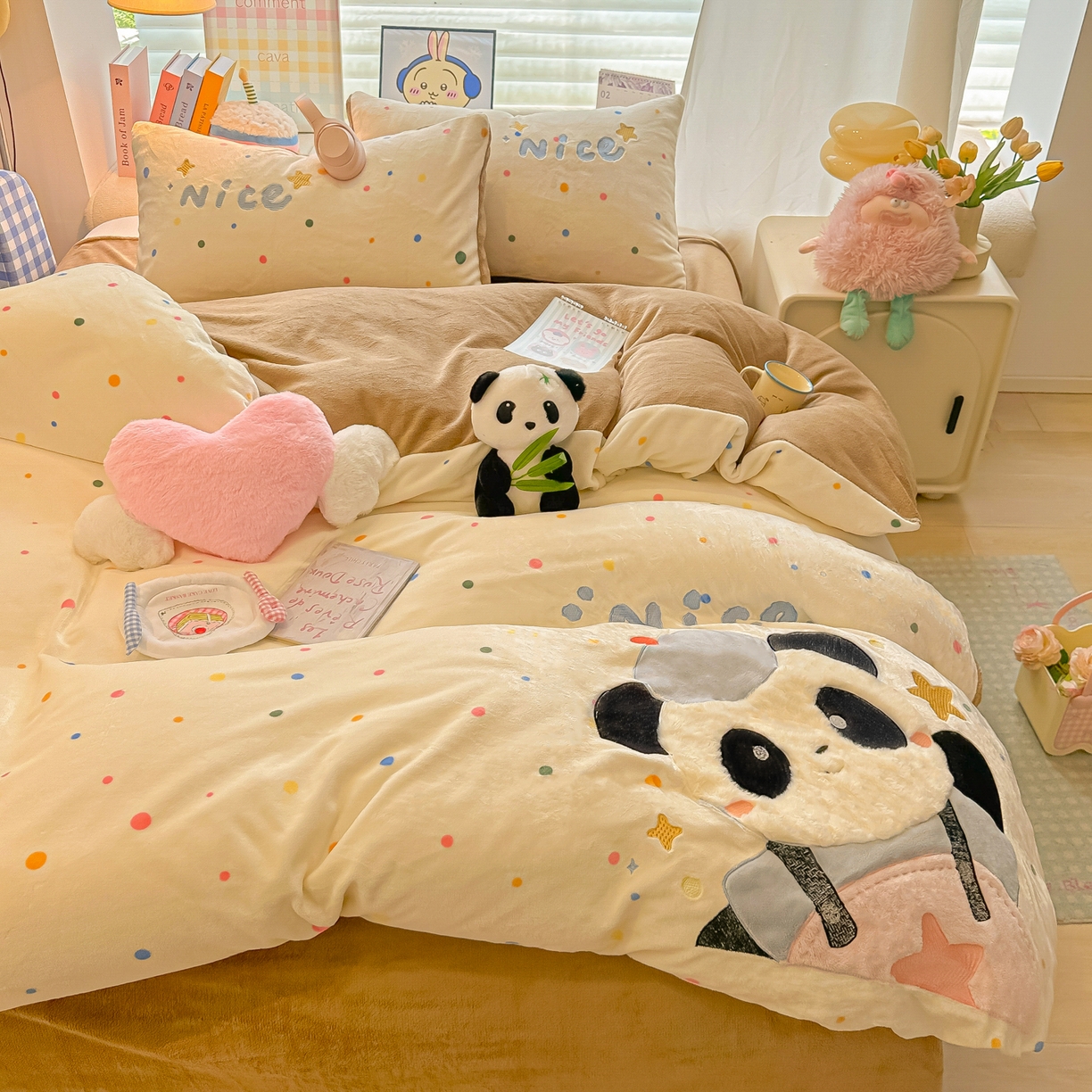 91家纺网 家纺一手货源 找家纺 子钦家纺 2025秋冬新款牛奶绒卡通贴布绣床单床笠四件套-快乐熊猫 快乐熊猫-七彩波点