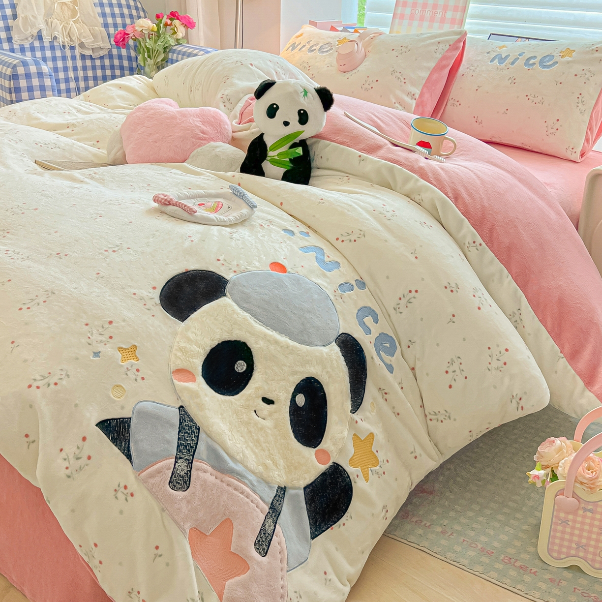91家纺网 家纺一手货源 找家纺 子钦家纺 2025秋冬新款牛奶绒卡通贴布绣床单床笠四件套-快乐熊猫 快乐熊猫-小花园