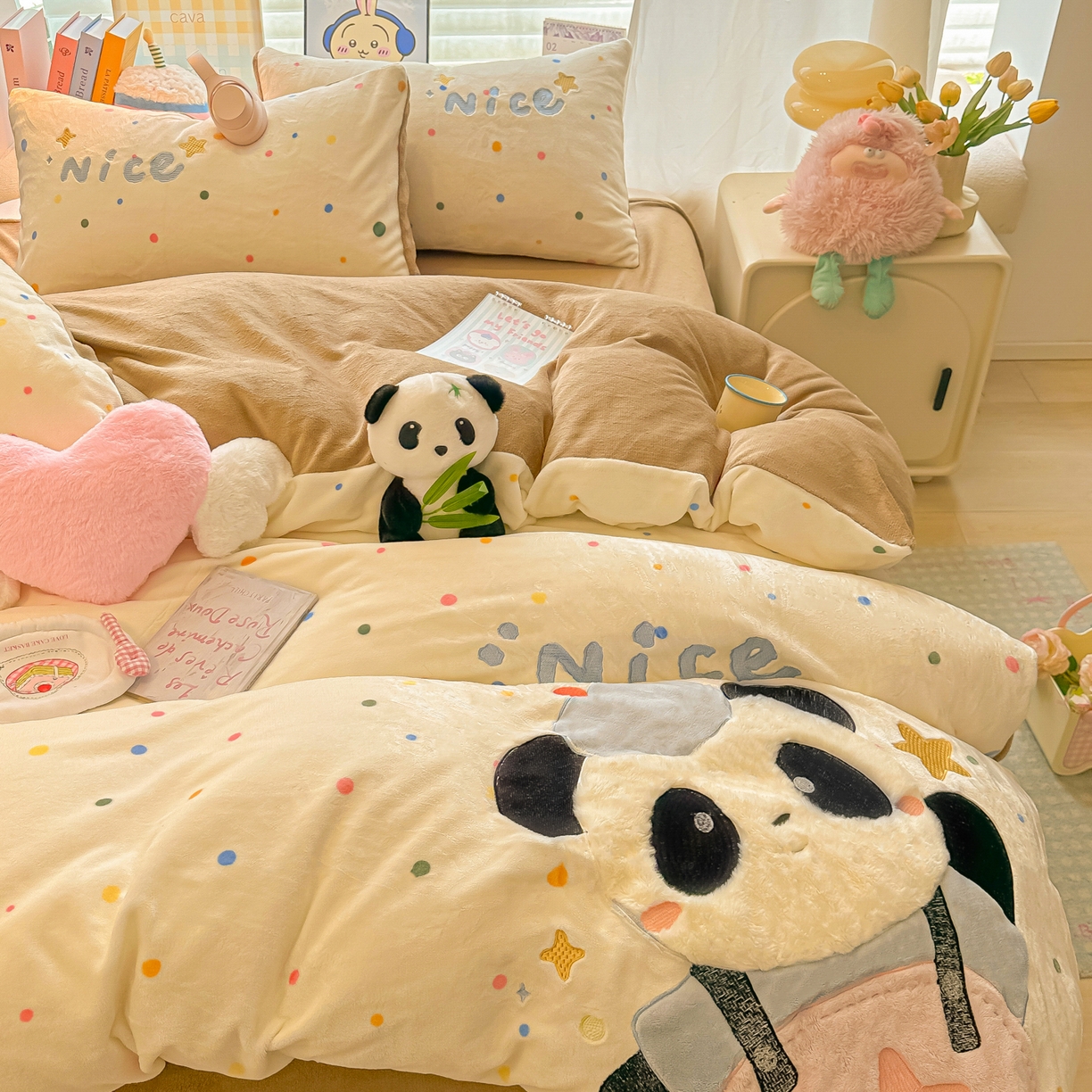91家纺网 家纺一手货源 找家纺 子钦家纺 2025秋冬新款牛奶绒卡通贴布绣床单床笠四件套-快乐熊猫 快乐熊猫-七彩波点