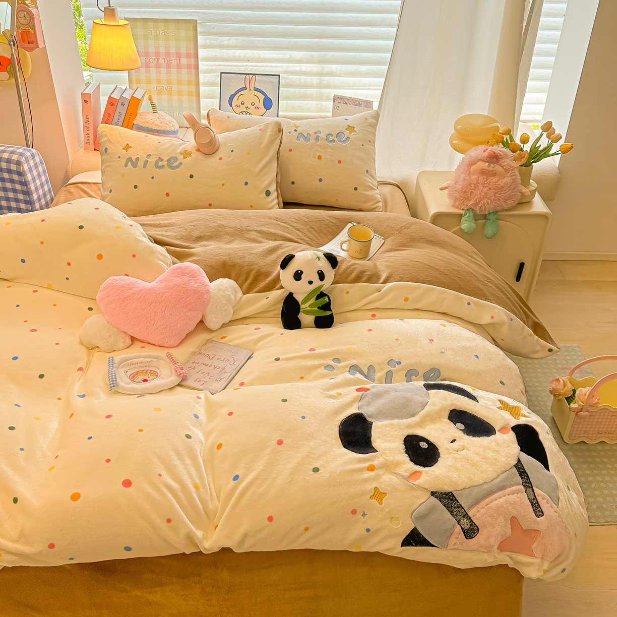 91家纺网 家纺一手货源 找家纺 子钦家纺 2025秋冬新款牛奶绒卡通贴布绣床单床笠四件套-快乐熊猫 快乐熊猫-七彩波点