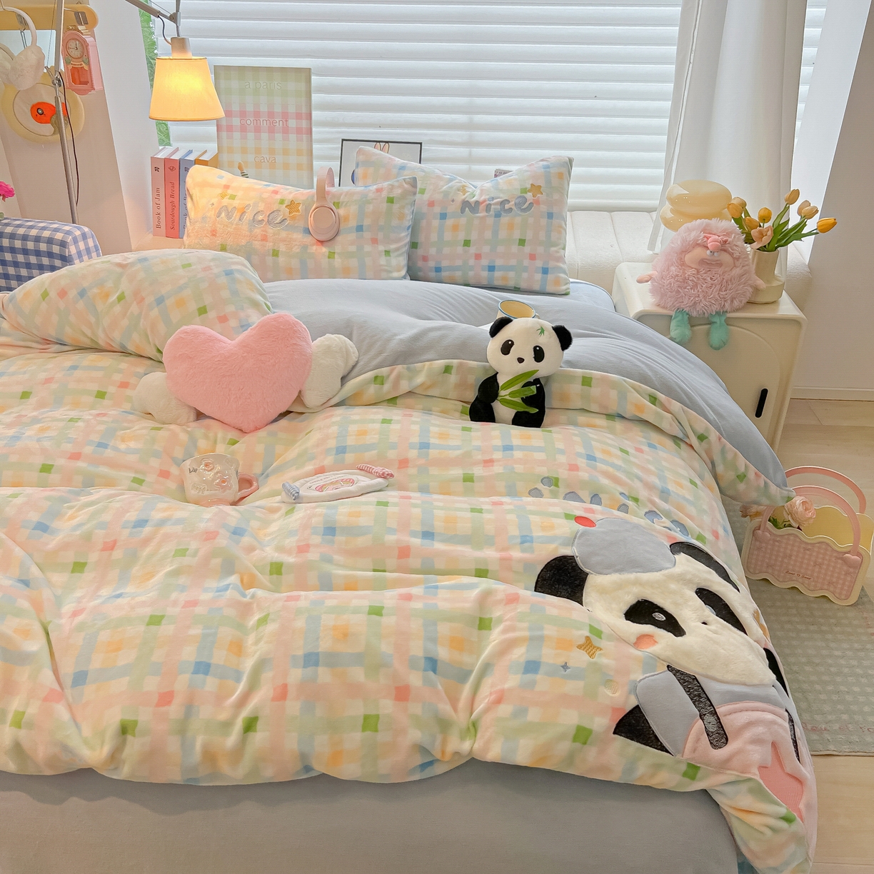 91家纺网 家纺一手货源 找家纺 子钦家纺 2025秋冬新款牛奶绒卡通贴布绣床单床笠四件套-快乐熊猫 快乐熊猫-七彩格